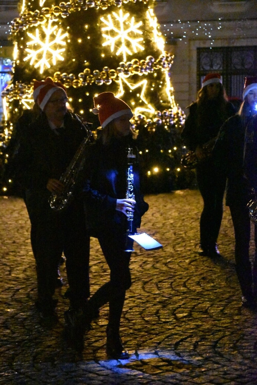 Kolędy na śremskim rynku w wykonaniu Orkiestry Dętej...