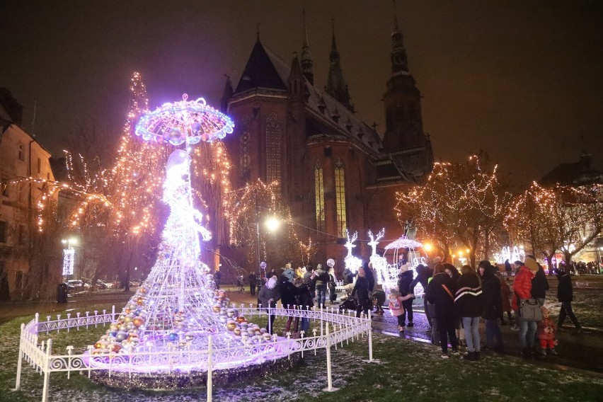 Świąteczna Iluminacja Legnicy odpalona, sporo mieszkańców przyszło do rynku