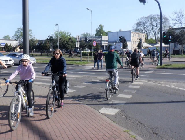 W tym przypadku – na skrzyżowaniu sterowanym sygnalizacją świetlną – bezpieczeństwo rowerzystów jest bardzo duże. Zdecydowanie pogarsza się na przejazdach bez sygnalizacji