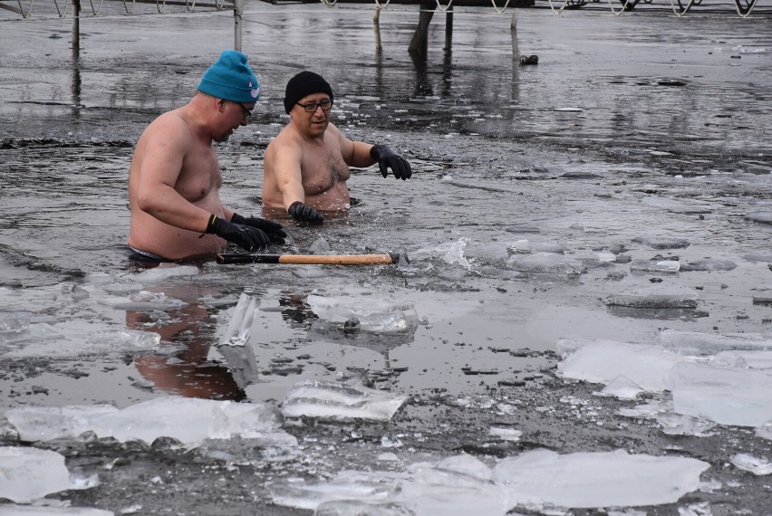 Jankowo Dolne. Mroźna kąpiel morsów w zamarzniętym Jeziorze Jankowskim [FOTO]