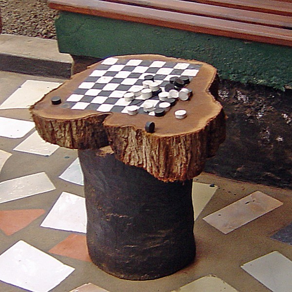 Źródło: http://commons.wikimedia.org/wiki/File:Draughts_game_Cape_Verde_20060730.jpg