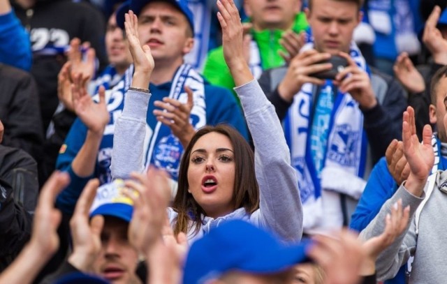 Podczas meczów polskiej ekstraklasy na trybunach można spotkać piękne fanki. Niestety w związku z pandemią koronawirusa kibice mogą jeszcze długo nie zawitać na stadiony. Przypomnijcie sobie zdjęciach z trybun na spotkaniach PKO Ekstraklasy.