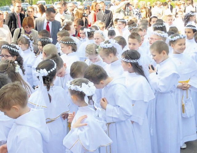 Komunia w Chodzieży dopiero za rok. Maj bez białych alb (na zdjęciu - uroczystość Pierwszej Komunii w parafii NNMP w 2013 r.)