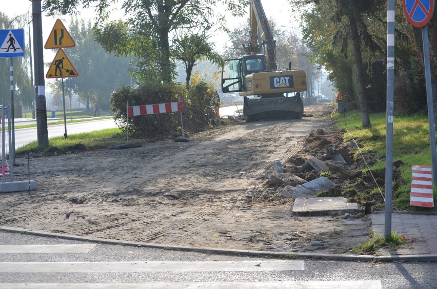 Budują chodnik i ścieżkę rowerową przy ulicy Kazimierza Wielkiego. ZDJĘCIA 