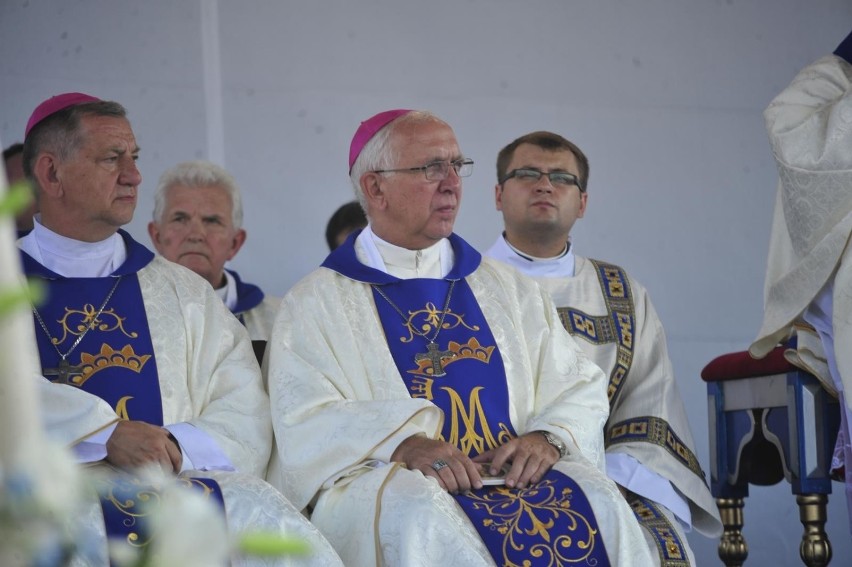 Abp Wacław Depo (w środku), metropolita częstochowski