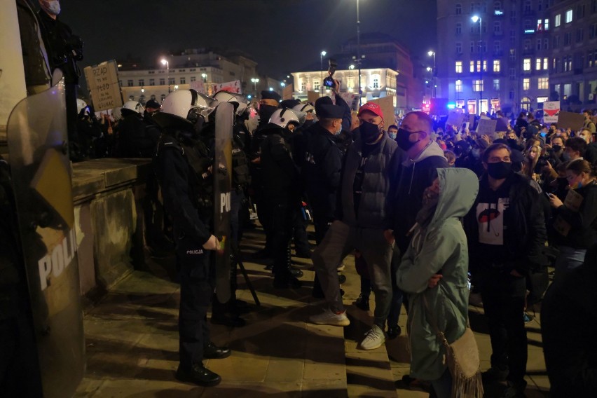 Warszawa. Starcia Antify i narodowców na Strajku Kobiet. Gorąco na pl. Trzech Krzyży! "Policja totalnie sobie nie radzi"