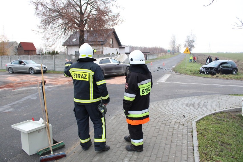 Zderzenie aut na skrzyżowaniu Przemysłowej i Rymarkiewicz w Wieluniu. 55-letnia kobieta trafiła do szpitala FOTO
