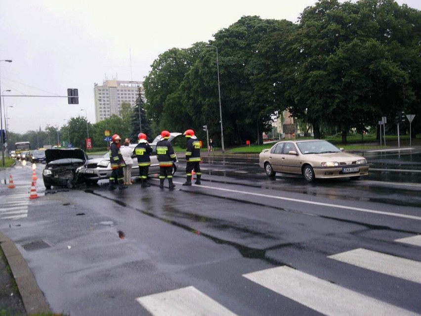 Wypadek na skrzyżowaniu Wojska Polskiego i Budowlanych. Kierowcy twierdzą, że obaj mieli zielone