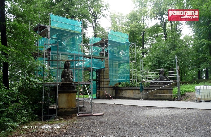 Rozpoczęła się renowacja bramy parkowej w Książu, która jest...