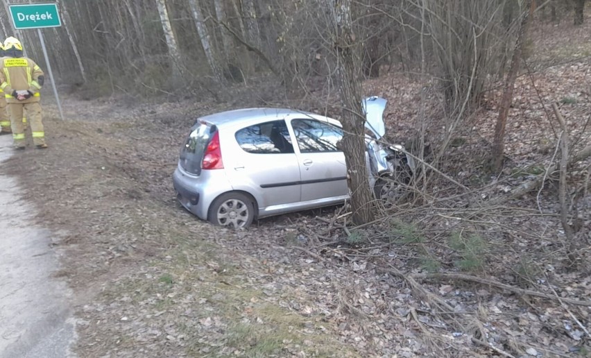 Wypadek w Drężku w gminie Myszyniec. 27.02.2023 auto wjechało do rowu