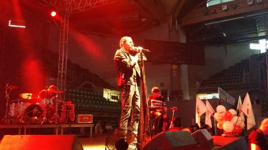 Michał Szpak zaśpiewał na koncercie charytatywnym w bydgoskiej "Łuczniczce" [zdjęcia, wideo]