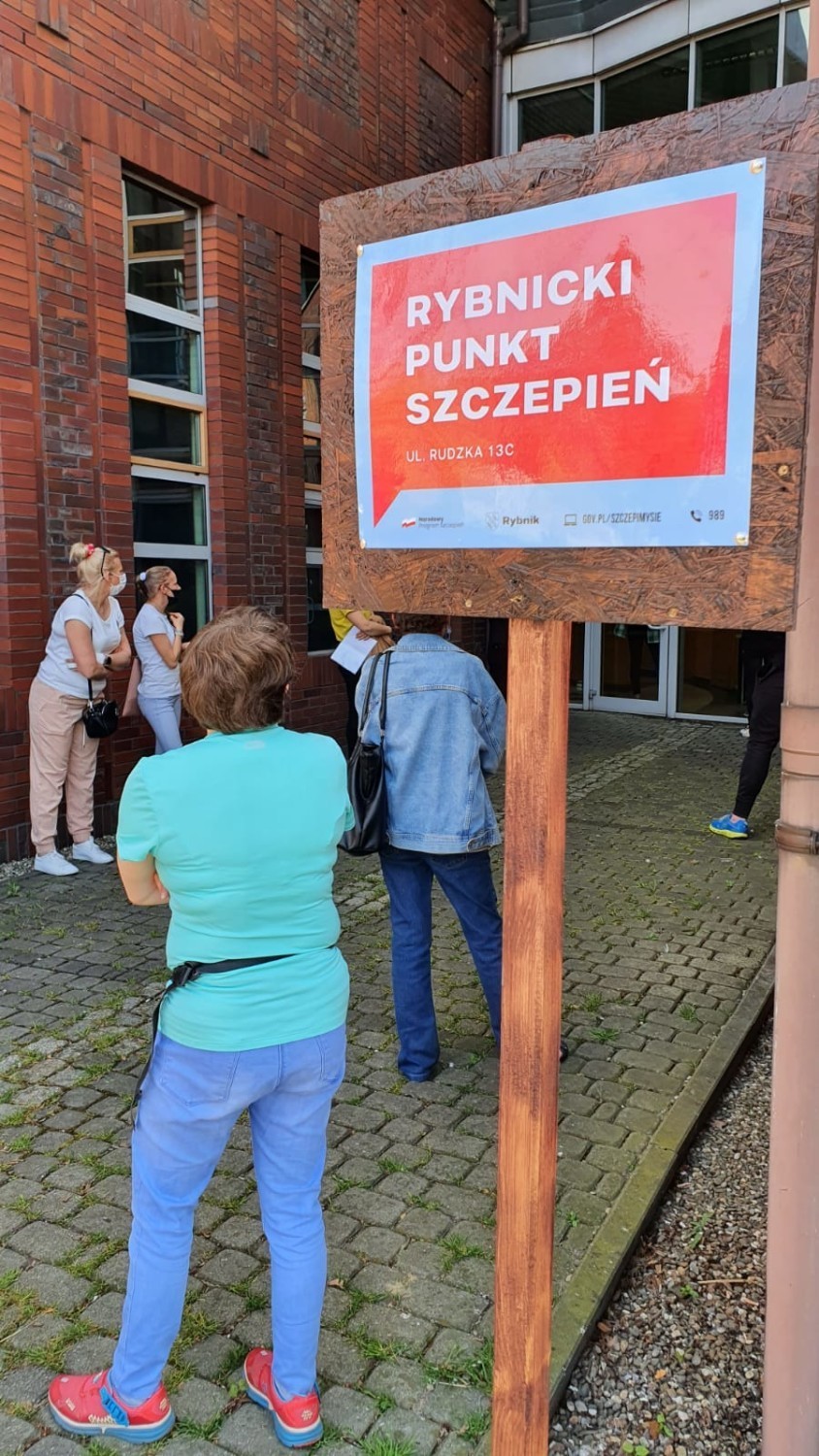 Szczepią na kampusie przeciw COVID-19. To pierwszy masowy...