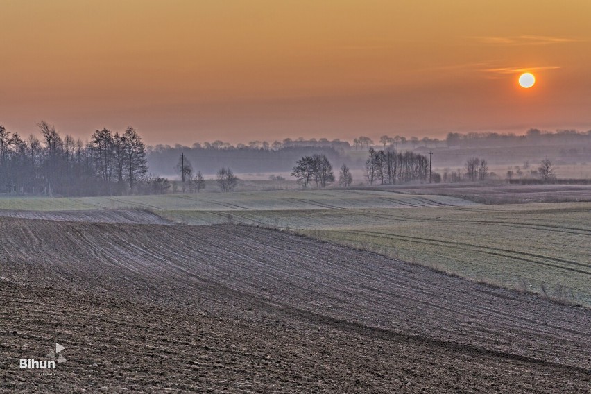  Jesienny poranek nad Dzierzążenkiem. Wschód słońca, mgły snujące sie po polach, domostwa przycupnięte w oddali