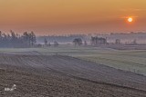  Jesienny poranek nad Dzierzążenkiem. Wschód słońca, mgły snujące sie po polach, domostwa przycupnięte w oddali