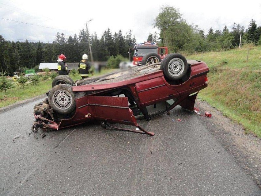 Mochnaczka. BMW wywrócony na drodze do granicy [ZDJĘCIA]