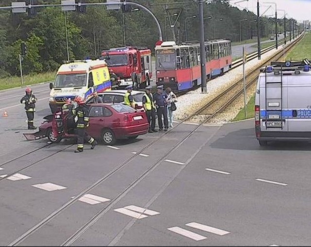 Ze wstępnych informacji wynika, że w zdarzeniu brały udział dwa samochody osobowe w tym seat. Zablokowały przejazd tramwajom. 

>> Najświeższe informacje z regionu, zdjęcia, wideo tylko na www.pomorska.pl 