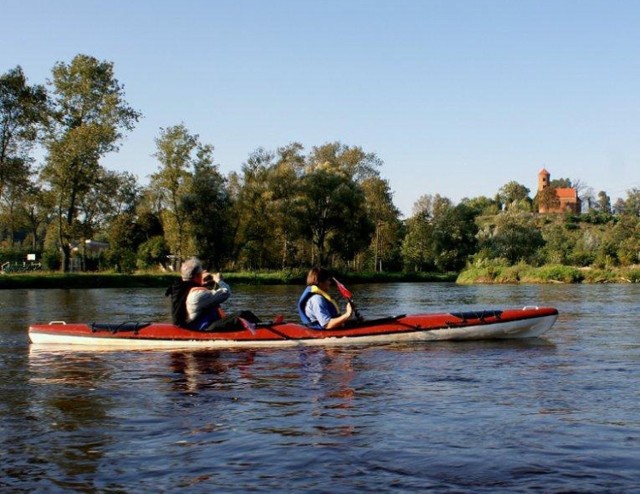 Pilica w Inowłodzu i Zakościelu. Można nie tylko spędzić czas nad brzegiem, jest tam miejsce do plażowania, ale spłynąć też kajakiem. Na terenie gminy znajduje się wiele gospodarstw agroturystycznych, które położone są w zacisznych miejscach.