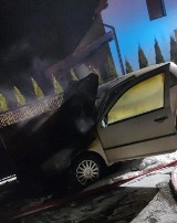 Pożar samochodu w Dobrzycy. Strażacy interweniowali w środku nocy