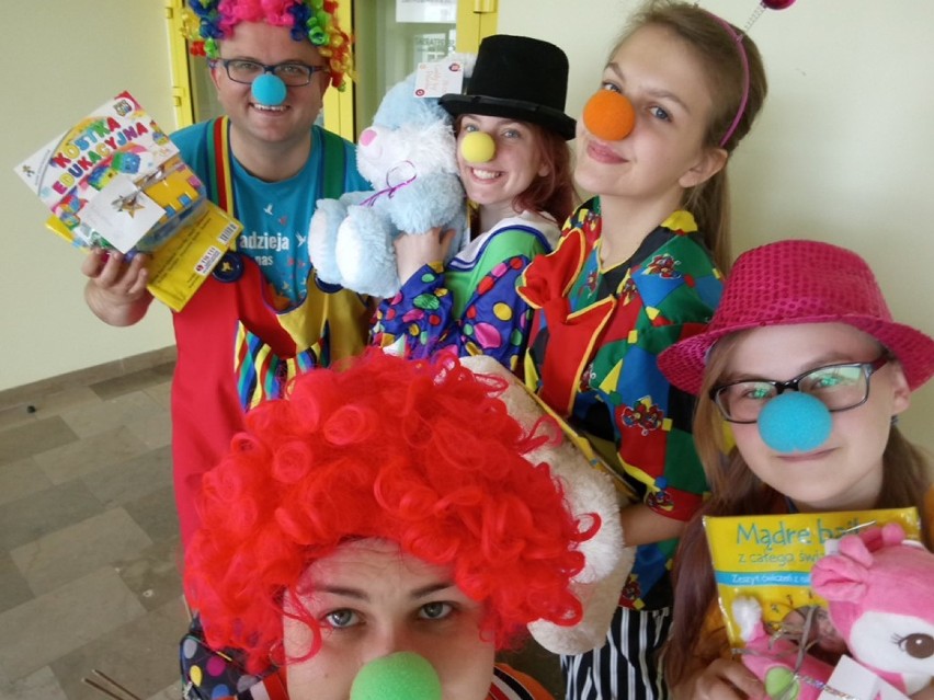  Fundacja "Dr Clown" odwiedziła szpital w Sieradzu. Promowała się też w Zduńskiej Woli [ZDJĘCIA]