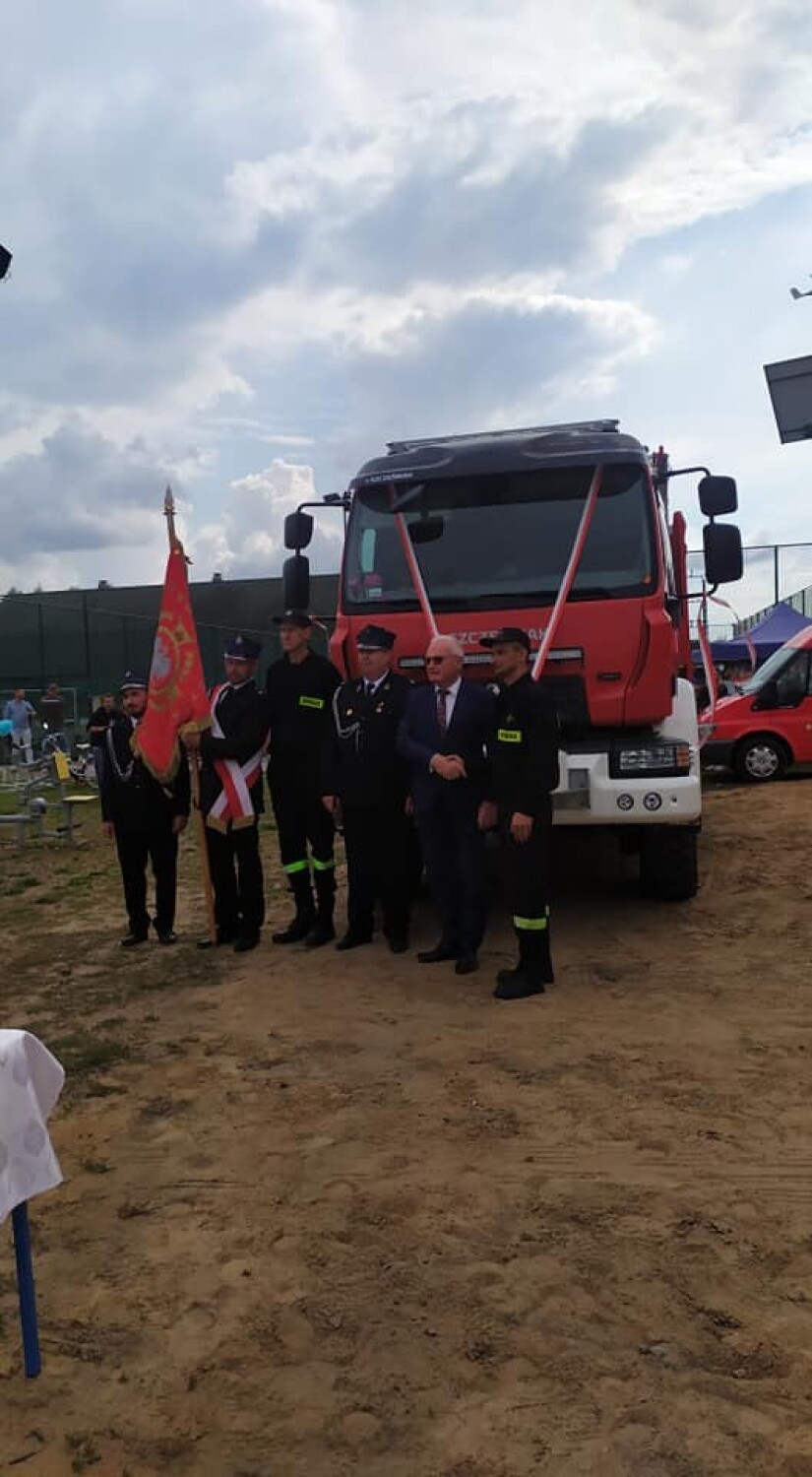 Strażackie zawody i nowy samochód ratowniczo-gaśniczy w Pęczniewie ZDJĘCIA