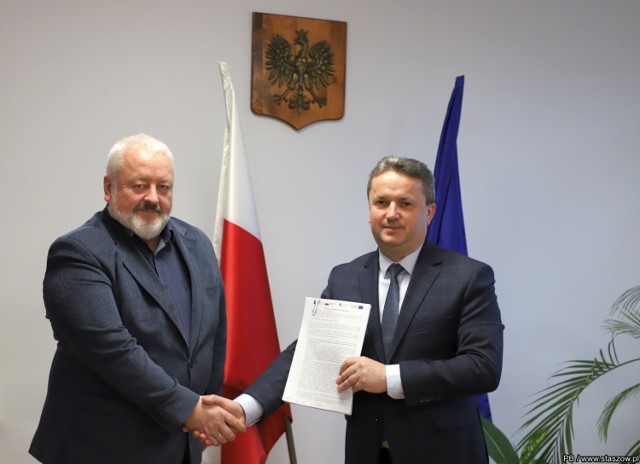 Burmistrz Staszowa Leszek Kopeć po podpisaniu umowy z wykonawcą na drugi etap modernizacji oświetlenia ulicznego.