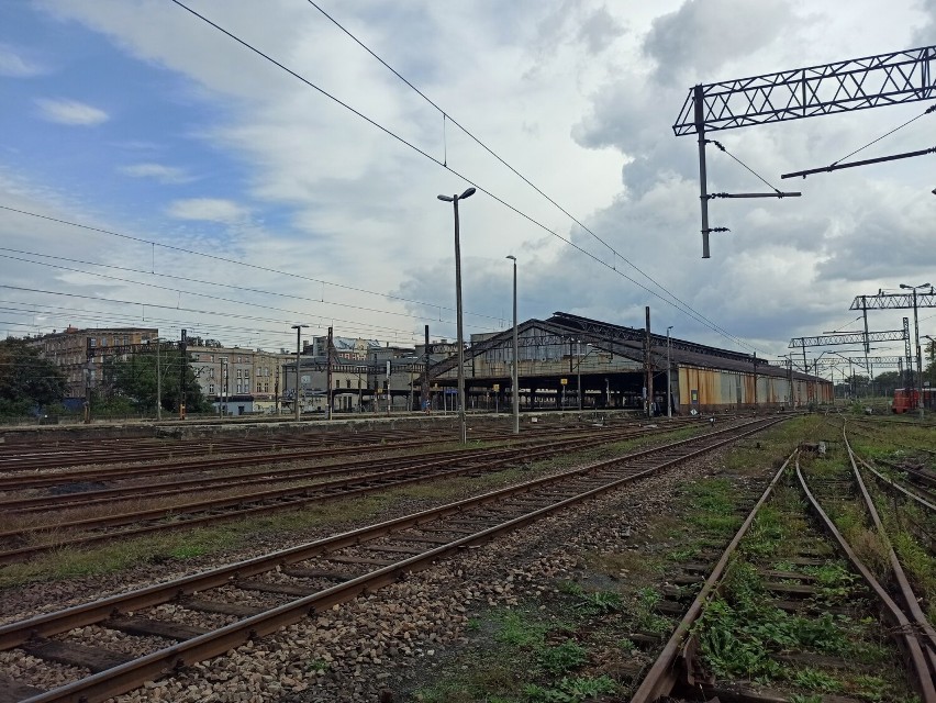 Trwa remont hali peronowej dworca PKP w Bytomiu. Podróżni muszą korzystać z nowego, piątego peronu. Gdzie się znajduje?