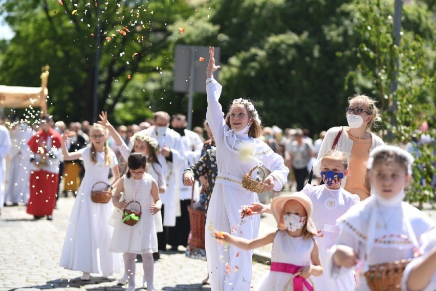 Procesja Bożego Ciała ulicami Żar w 2021 roku.