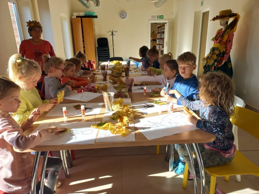 Jesień też bywa piękna - wyjątkowe lekcje biblioteczne w Kiełpinie  ZDJĘCIA