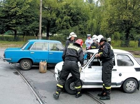 Strażacy usuwają uszkodzone samochody  z jezdni. Fot: JAKUB MORKOWSKI