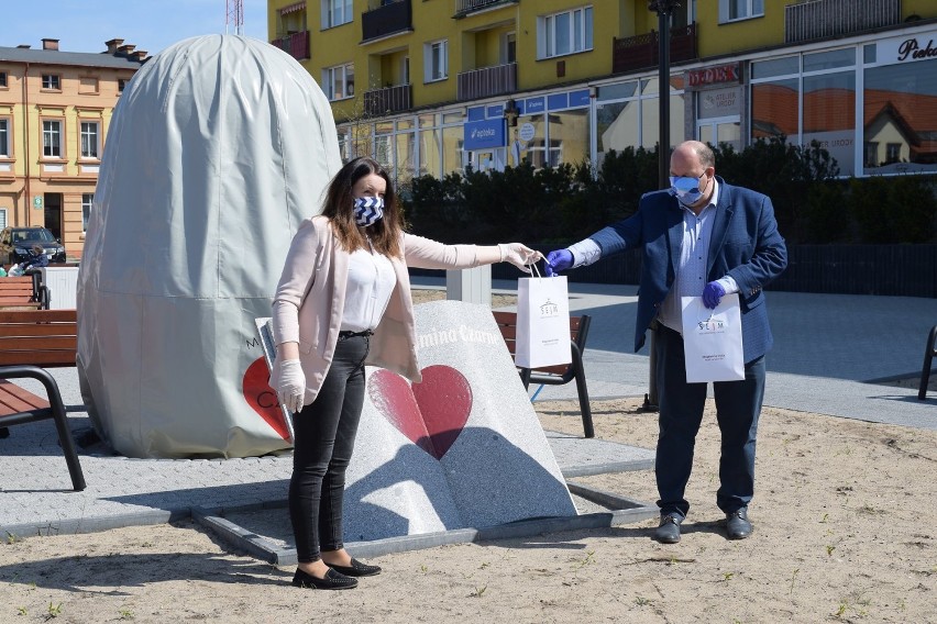 Bezpłatne maseczki ochronne dla mieszkańców Gminy Czarne od posłanki na Sejm RP i burmistrza