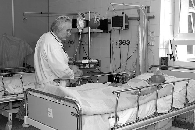 60-letni mężczyzna, który zatruł się glikolem etylenowym, walczy o życie na Oddziale Toksykologii Instytutu Medycyny Pracy przy ul. św. Teresy.