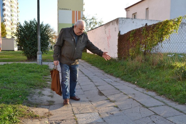 -&nbsp;Przez tę dziurę przewróciła się moja żona - mówi Stanisław Iwon, mieszkaniec Tarpna. - Chodnik trzeba naprawić