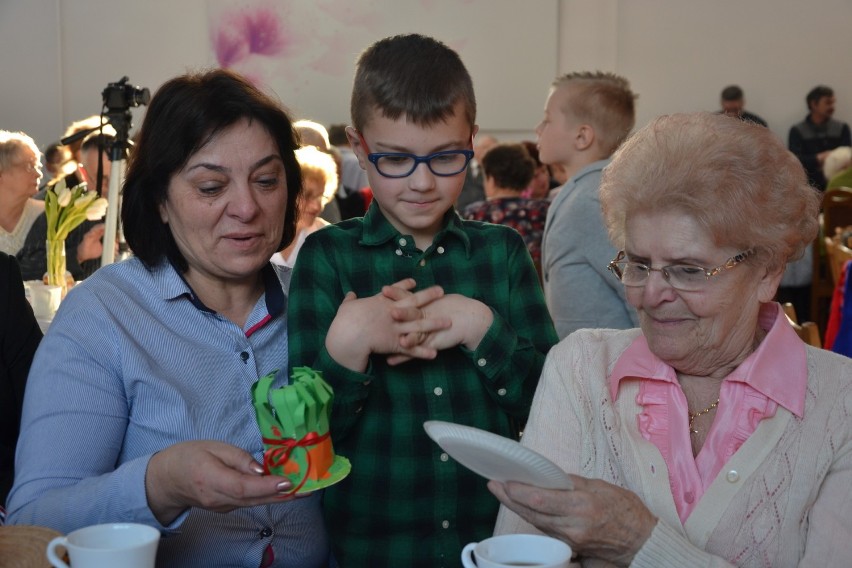 Dzień Babci i Dziadka wciąż trwa. Do domu kultury w Kobylance przyszło 160 babć i dziadków, by podziwiać wnuki