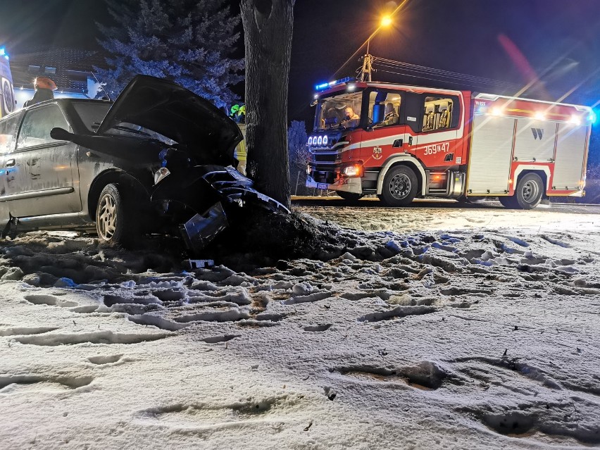 Wypadek na drodze Lubraniec - Brześć Kujawski. Fiat uderzył w drzewo. Dwie osoby poszkodowane [zdjęcia]