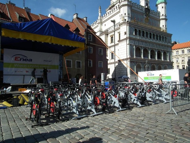 Na uczestników maratonu, czekało na płycie Starego Rynku, blisko 200 stacjonarnych rowerów