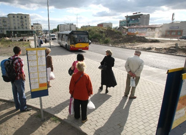 Pasażerowie miejskich autobusów mieli problem ze znalezieniem przystanku przeniesionego z ulicy Czarnowskiej na Przemysława Gosiewskiego, bo nie wiedzieli, gdzie jest taka ulica. A znajduje się z tyłu dworca autobusowego, prowadzi od Żelaznej na nowe wiadukty w ulicy 1 Maja.