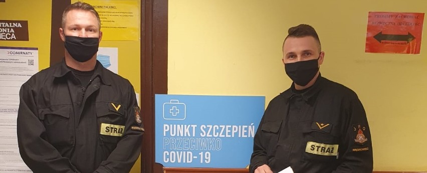 Powiat wągrowiecki. Strażacy i policjanci szczepią się przeciwko COVID-19 
