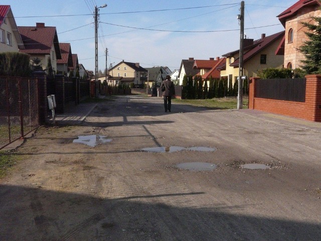 Mieszkańcy ulic Tuwima, Konopnickiej i Żmichowskiej zastanawiają się, kiedy na drodze będzie asfalt