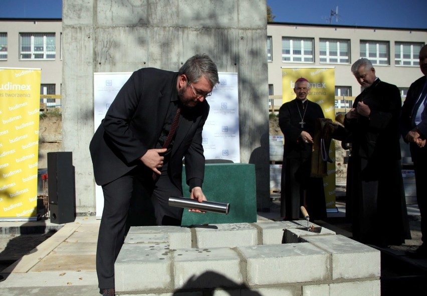 Nowy zakład opiekuńczo-leczniczy powstaje przy Abramowickiej. Kamień węgielny wbudowany (ZDJĘCIA)