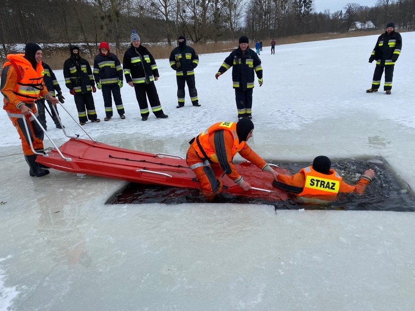 Strażacy z OSP Rogóźno ćwiczyli na jeziorze Gubiny w...