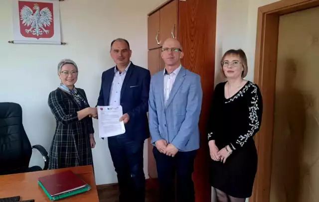 Wójt Gminy Tarnowiec Agata Augustyn podpisała umowę z wykonawcą na rozbudowę oczyszczalni ścieków