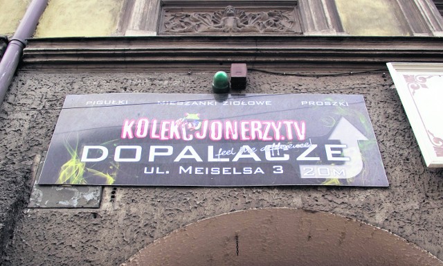 Reklama nielegalnych dopalaczy nadal wisi na ścianie domu przy ul. Krakowskiej
