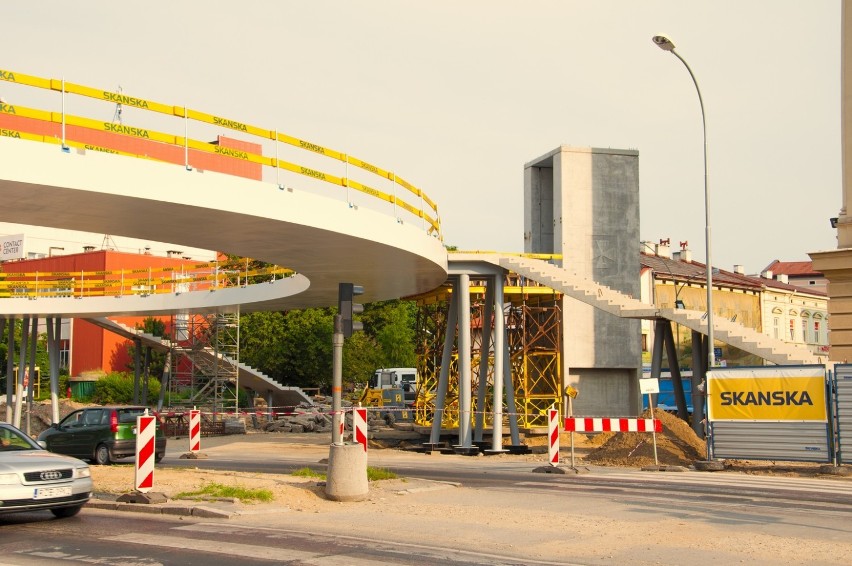 Okrągła kładka nad al. Piłsudskiego w Rzeszowie