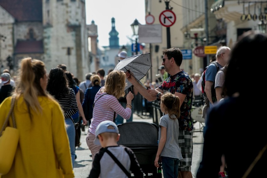 Kraków: wiosna w mieście. Tłumy na bulwarach wiślanych [ZDJĘCIA]