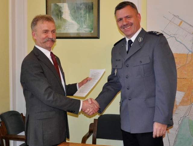 Burmistrz Krzysztof Kaliński podpisał w ratuszu porozumienie z szefem policji Marcinem Grzelakiem w sprawie dodatkowych patroli na ulicach miasta