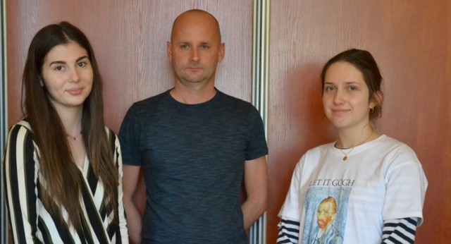 Na zdjęciu Alicja Mosakowska i Natalia Kępińska wraz z nauczycielem Krzysztofem Jagiełło