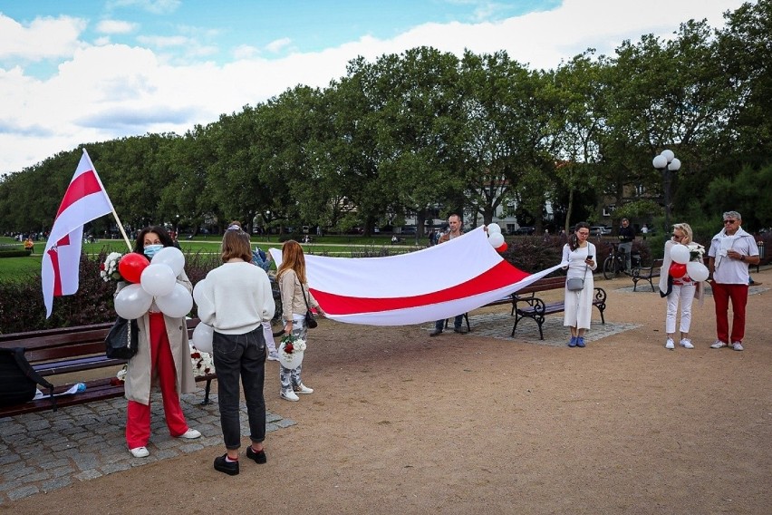 Szczecinianie wyrazili swoje wsparcie dla kobiet protestujących na Białorusi