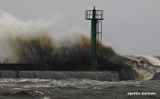 Potężny sztorm w Darłówku, fale przykrywały falochrony [zdjęcia] 