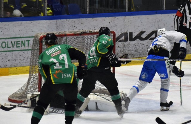 Pierwszy mecz półfinału hokejowego play-off: Re-Plast Unia Oświęcim - JKH GKS Jastrzębie 3:2 po dogrywce. Na zdjęciu Victor Carlsson zdobywa w dogrywce "złotego gola".