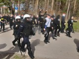 Ostro podczas meczu Pogoń Lębork-Gryf Słupsk. Policja użyła armatek i gazu łzawiącego